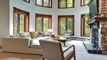 Deluxe chalet, balkon | Woonruimte