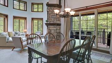 Deluxe chalet, balkon | Dineren op de kamer