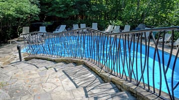 Een seizoensgebonden buitenzwembad