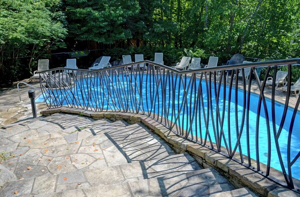 시즌별로 운영되는 야외 수영장