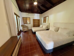 3 habitaciones, tabla de planchar con plancha, wifi y ropa de cama 