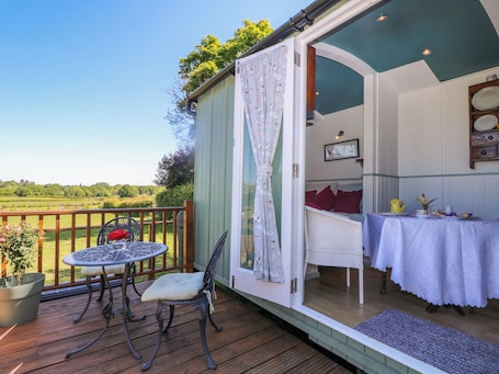 Cottage | Outdoor dining. Songbirds