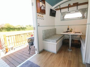 Outdoor dining - Songbirds (Tenterden)