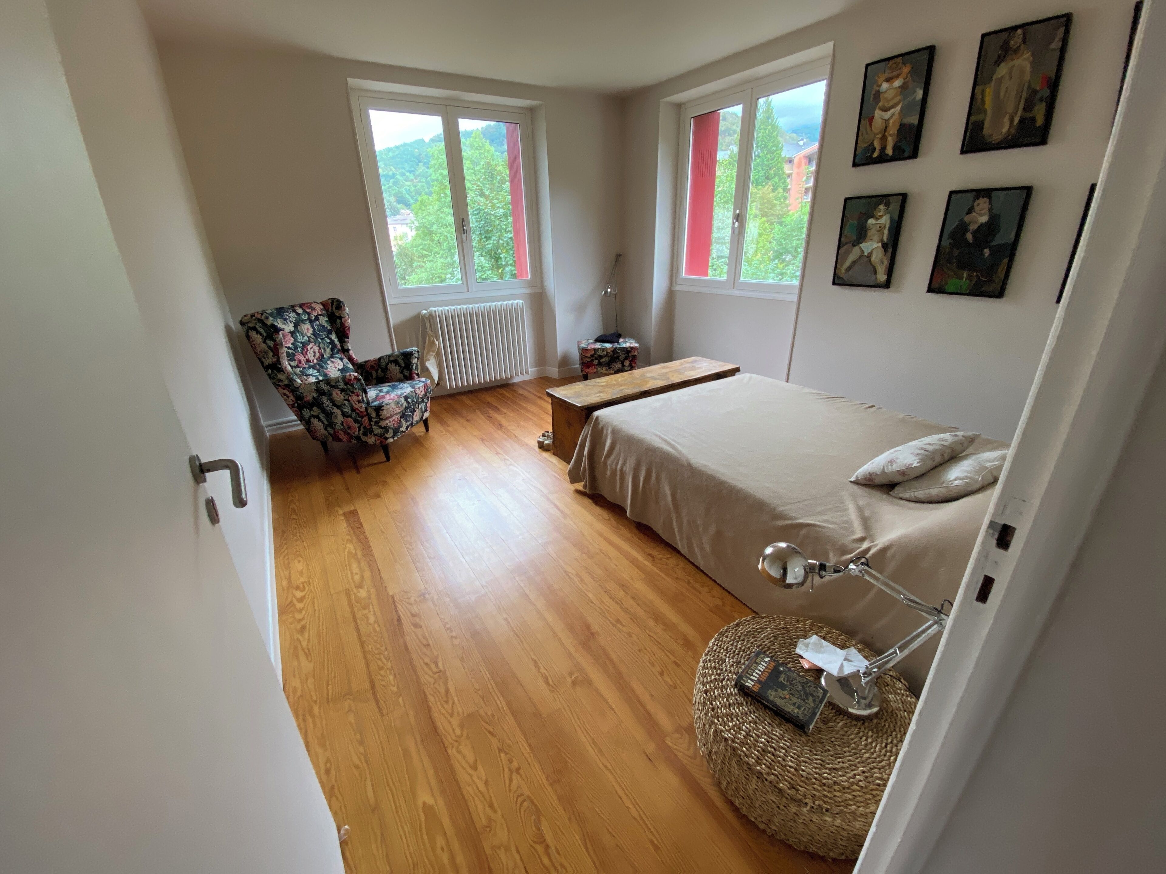 6 bedrooms, iron/ironing board, WiFi, bed sheets