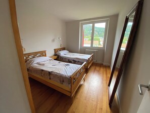 6 bedrooms, iron/ironing board, WiFi, bed sheets