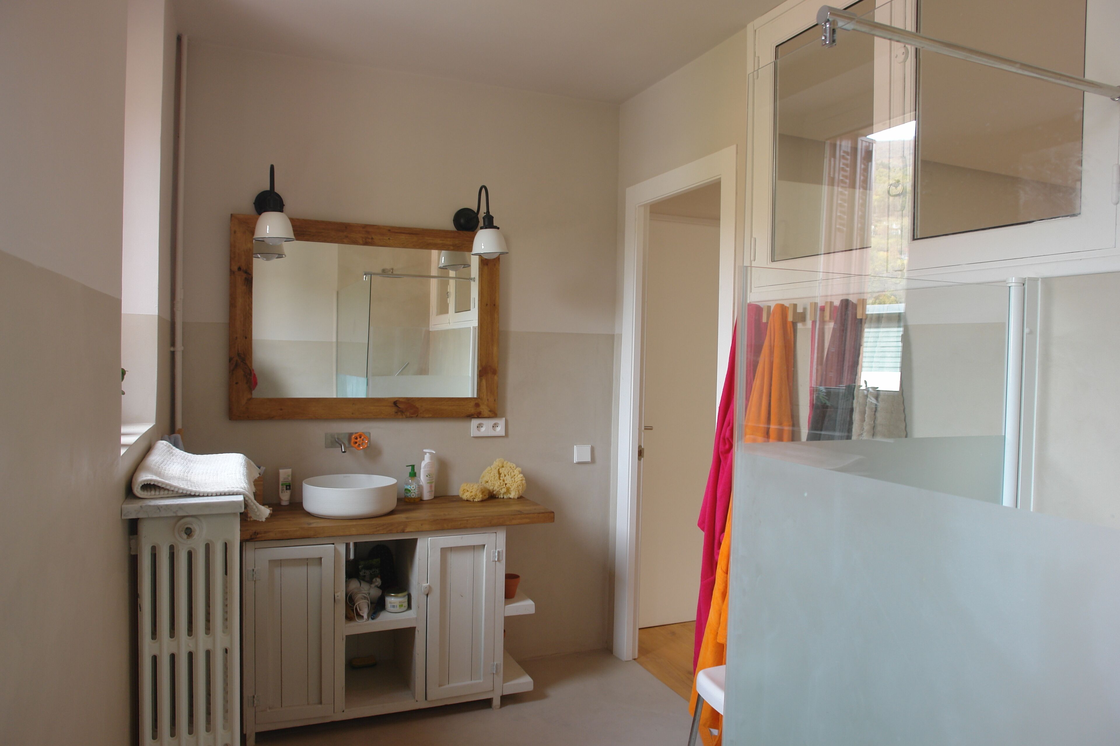 Douche, sèche-cheveux, serviettes fournies, savon