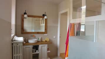 Douche, sĂšche-cheveux, serviettes fournies, savon