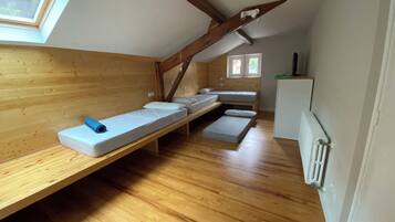 6 bedrooms, iron/ironing board, WiFi, bed sheets
