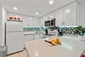 Kühlschrank, Mikrowelle, Ofen, Herdplatte