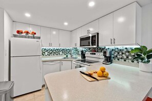 Réfrigérateur, micro-ondes, four, plaque de cuisson