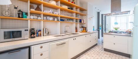 Kühlschrank, Mikrowelle, Geschirrspüler