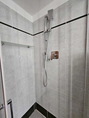 Dusche, Haartrockner, Bidet, HandtĂŒcher