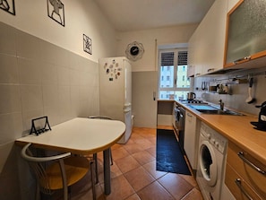 Four, plaque de cuisson, lave-vaisselle, cafetiĂšre/bouilloire