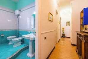 Dutxa, assecador de cabells, bidet i tovalloles