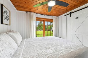 3 slaapkamers, een strijkplank/strijkijzer, gratis wifi, beddengoed