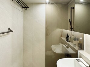Ducha, secador de pelo y bidé