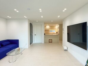 Smart TV - [Short-term rent]1316sqft Seongsu-Dong Luxury 2B2B APT with dress room, king bed (Seoul)