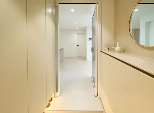 [Short-term rent]1316sqft Seongsu-Dong Luxury 2B2B APT with dress room, king bed