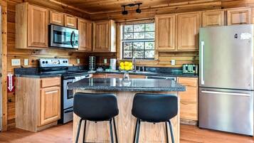 Een microgolfoven, een oven, een kookplaat, een vaatwasser