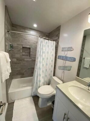 Serviettes fournies, savon, papier toilette