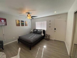 Tabla de planchar con plancha, wifi y ropa de cama 
