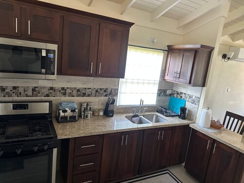 Charming 2-bedroom house in amazing Florence Hall Village with WiFi, AC