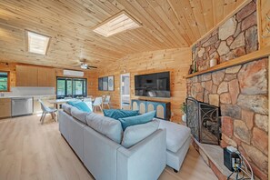 Smart TV, chimenea y futbolito 