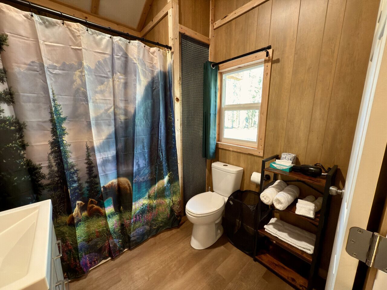 Een haardroger, handdoeken