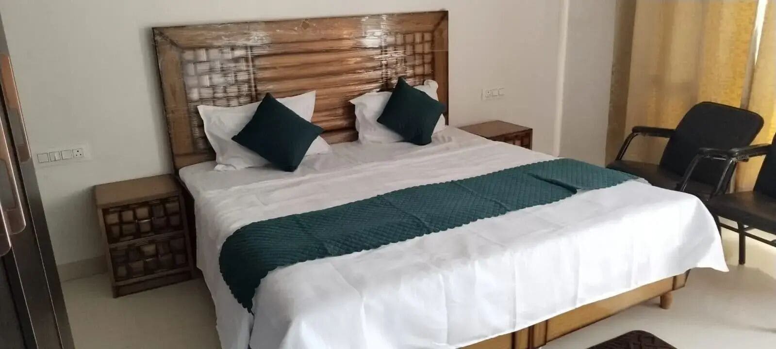 تجهيزات عازلة للصوت ومكواة/لوح كي وواي فاي مجانًا وملاءات أسرّة