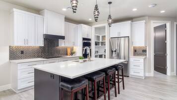 Een koelkast, een magnetron, een oven, een kookplaat