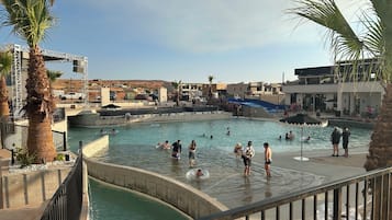 Een buitenzwembad, een verwarmd zwembad