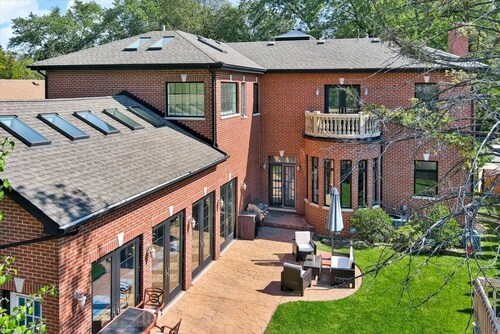 Luxe Home 20 min from Downtown Chicago ,heated indoor pool, Spa bath, tree house