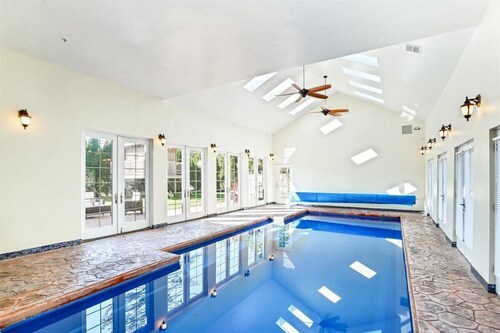 Luxe Home 20 min from Downtown Chicago ,heated indoor pool, Spa bath, tree house