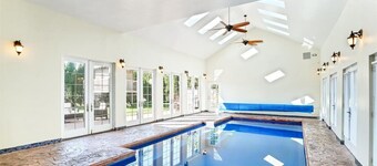 Luxe Home 20 min from Downtown Chicago ,heated indoor pool, Spa bath, tree house