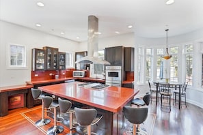 Microwave, oven, stovetop, dishwasher - Luxe Home 20 min from Downtown Chicago ,heated indoor pool, Spa bath, tree house (Skokie)