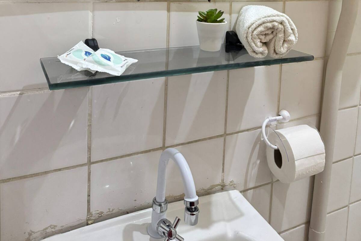 Een douche, zeep, toiletpapier