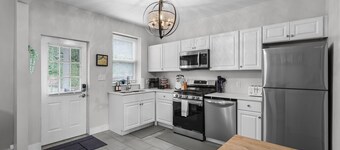 Stylish 5BR | Near Downtown | Private Backyard