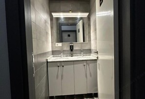 Bathroom - Archeo Cafe and Hostel (Istanbul)