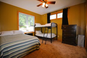 2 dormitorios, escritorio, tabla de planchar con plancha y cuna de viaje