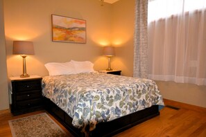 2 dormitoris, escriptori i planxa i posts de planxar 