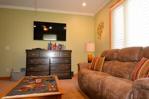 Una Smart TV, un reproductor de DVD, libros