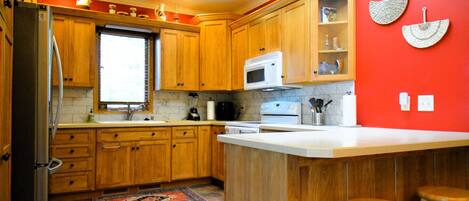 ثلاجة، ميكروويف، فرن، موقد طهي مسطح