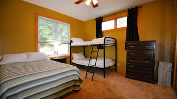 2 habitaciones, escritorio y tabla de planchar con plancha