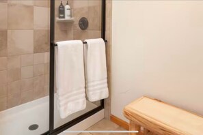 Dusche, Haartrockner, Handtücher, Seife