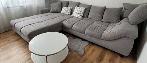 TV connectée, livres, médiathèque, chaîne hi-fi