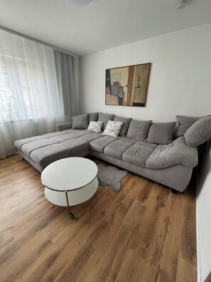 Smart-TV, bøker, musikkbibliotek og stereoanlegg