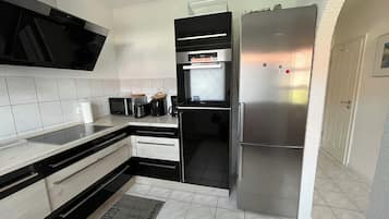 Geladeira, micro-ondas, fogão, cooktop
