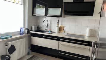 Geladeira, micro-ondas, fogão, cooktop