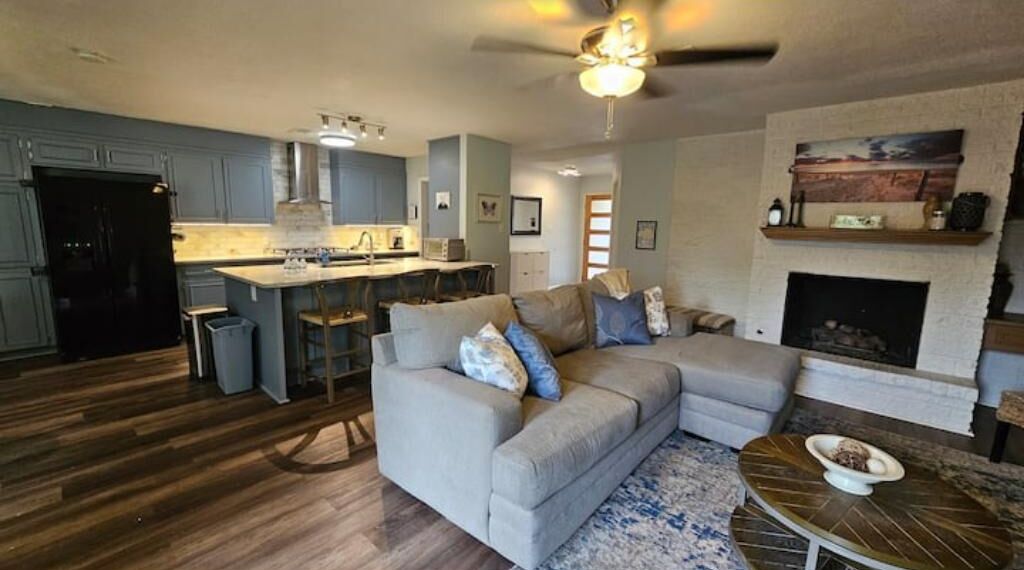 Älytelevisio, takka, kirjoja