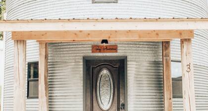 Rustic Grain Bin Lodge with WiFi and AC in Loose Creek, MO